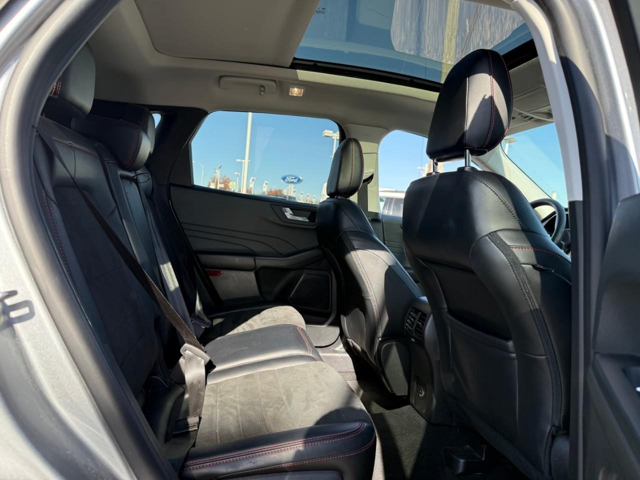 Ford Escape Vehicle Full-screen Gallery Image 09