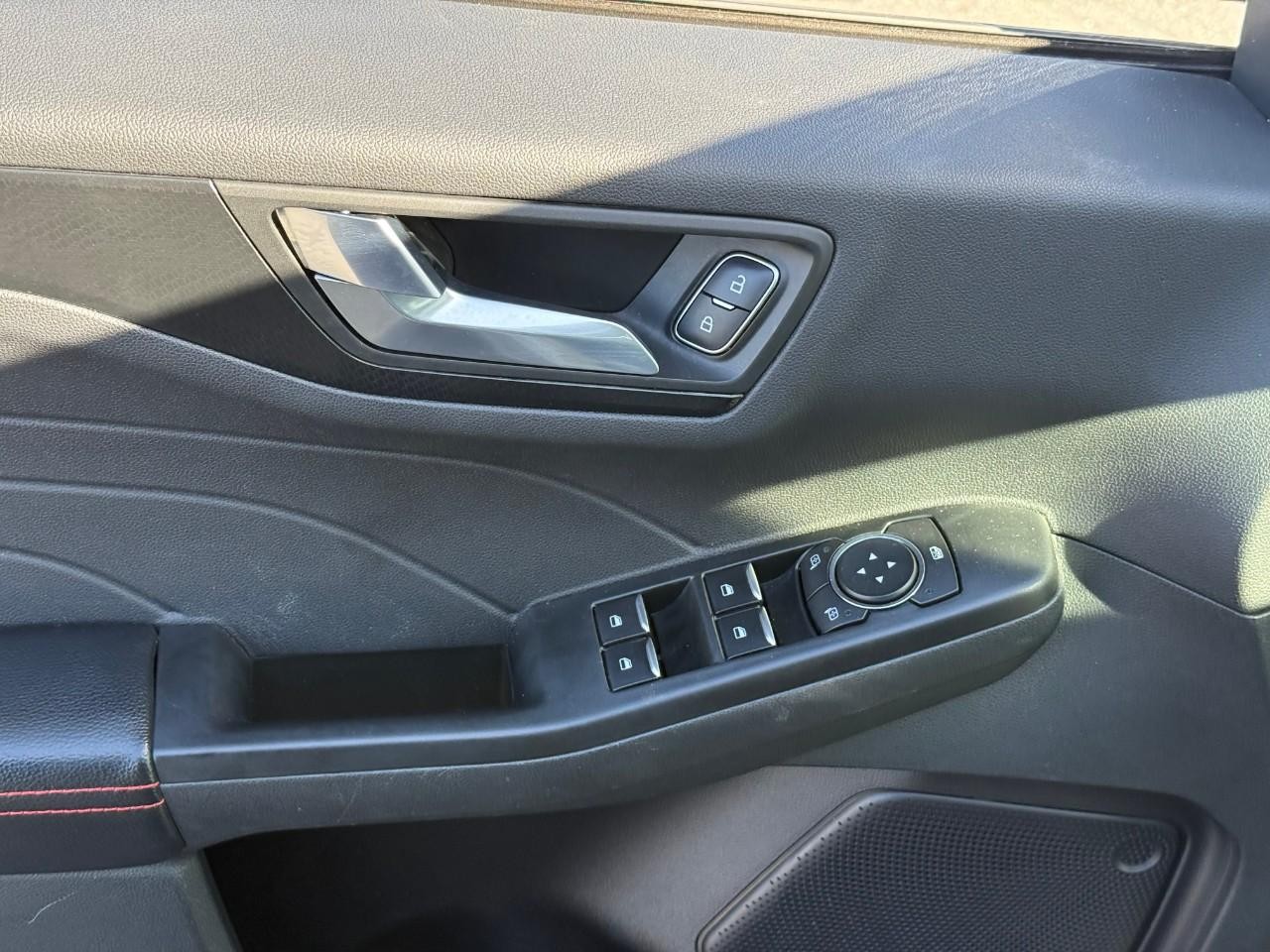 Ford Escape Vehicle Full-screen Gallery Image 15