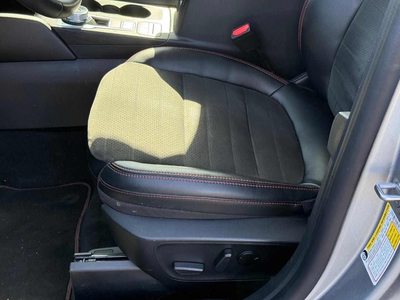 Ford Escape Vehicle Full-screen Gallery Image 16