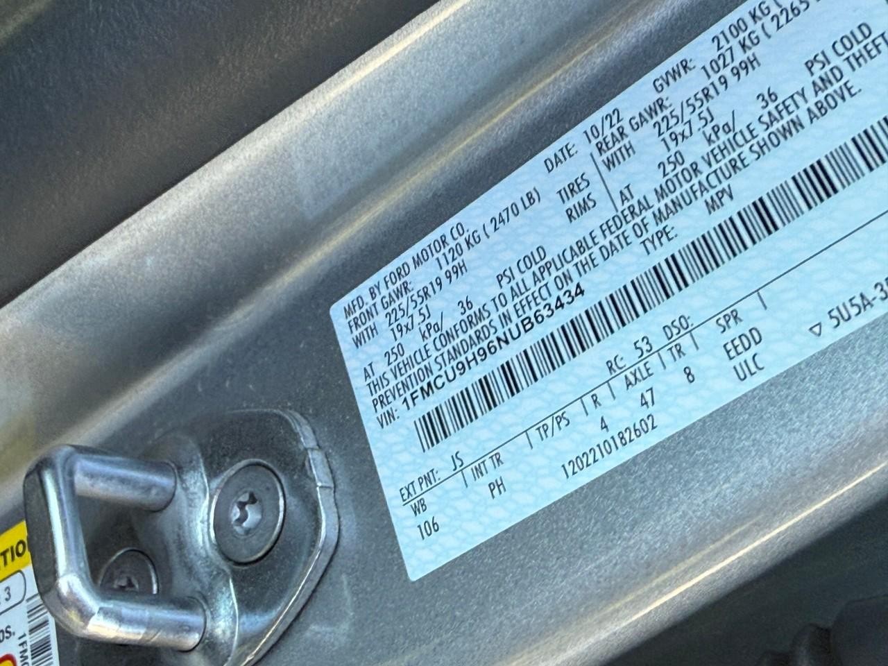 Ford Escape Vehicle Full-screen Gallery Image 18