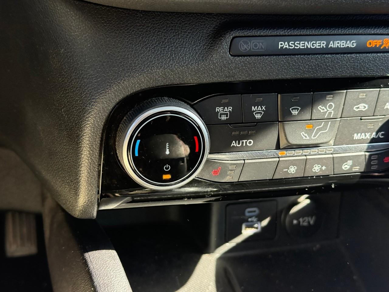 Ford Escape Vehicle Full-screen Gallery Image 23