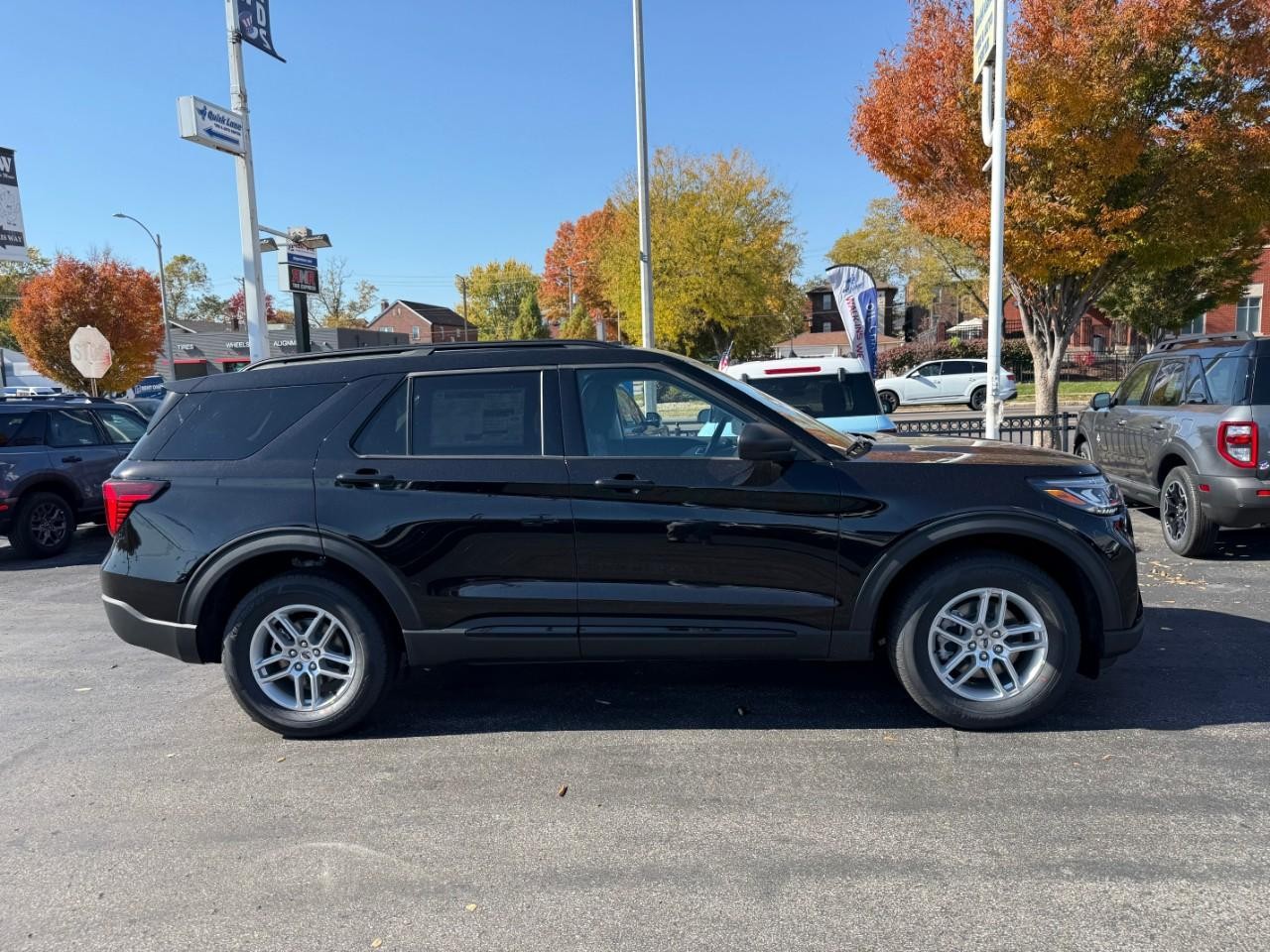 Ford Explorer Vehicle Full-screen Gallery Image 02