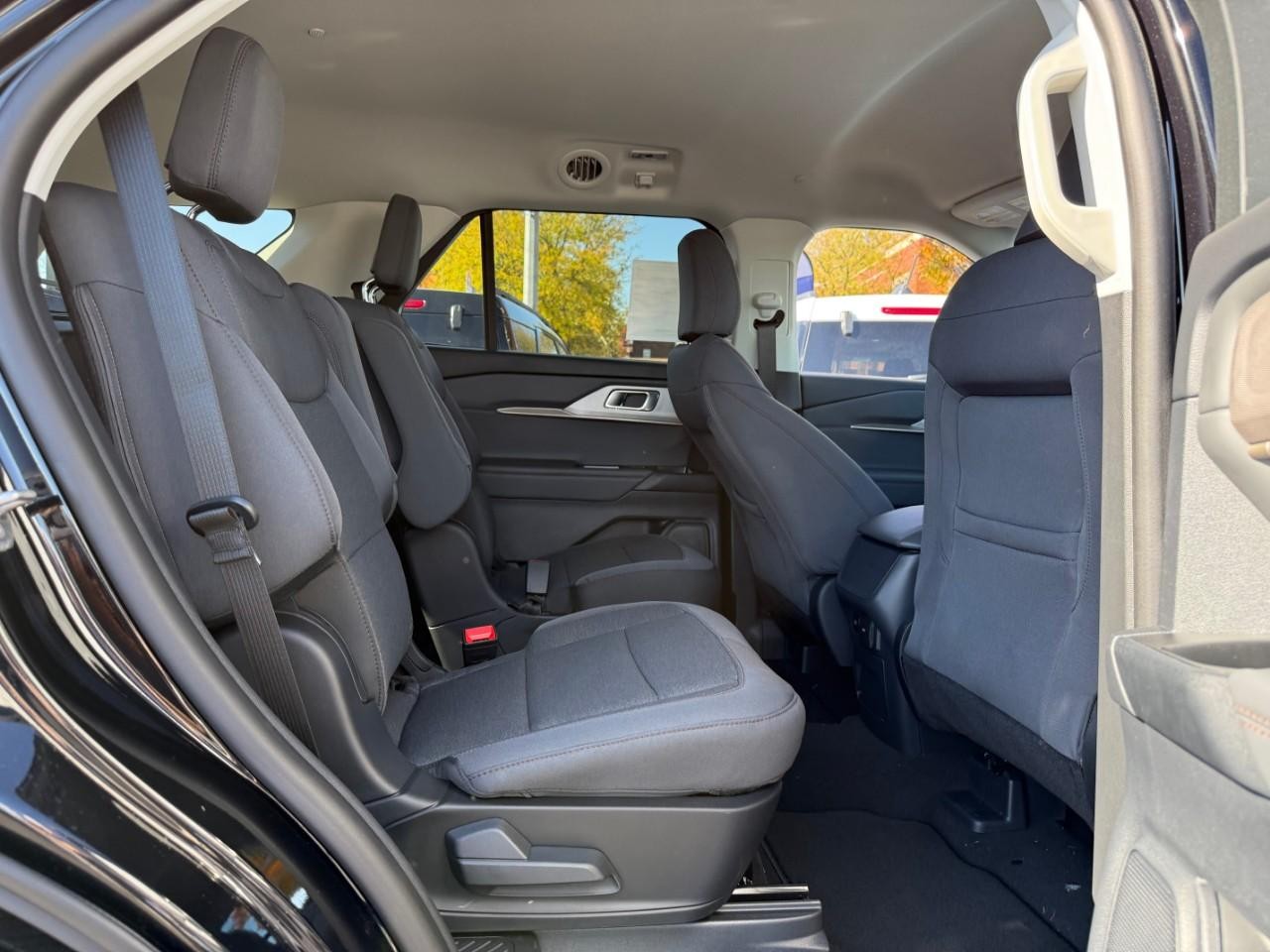 Ford Explorer Vehicle Full-screen Gallery Image 04