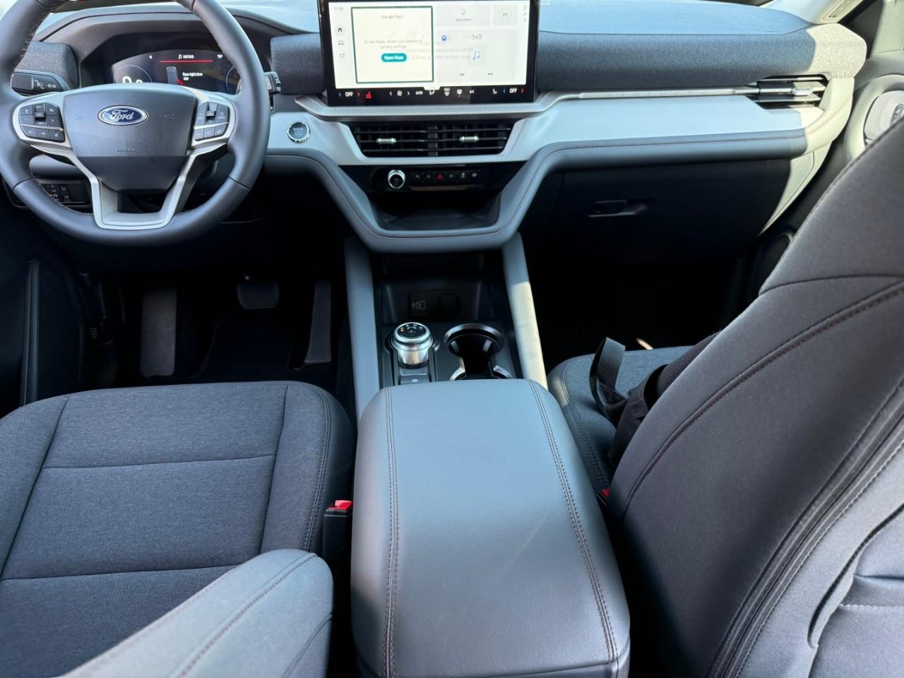 Ford Explorer Vehicle Full-screen Gallery Image 05