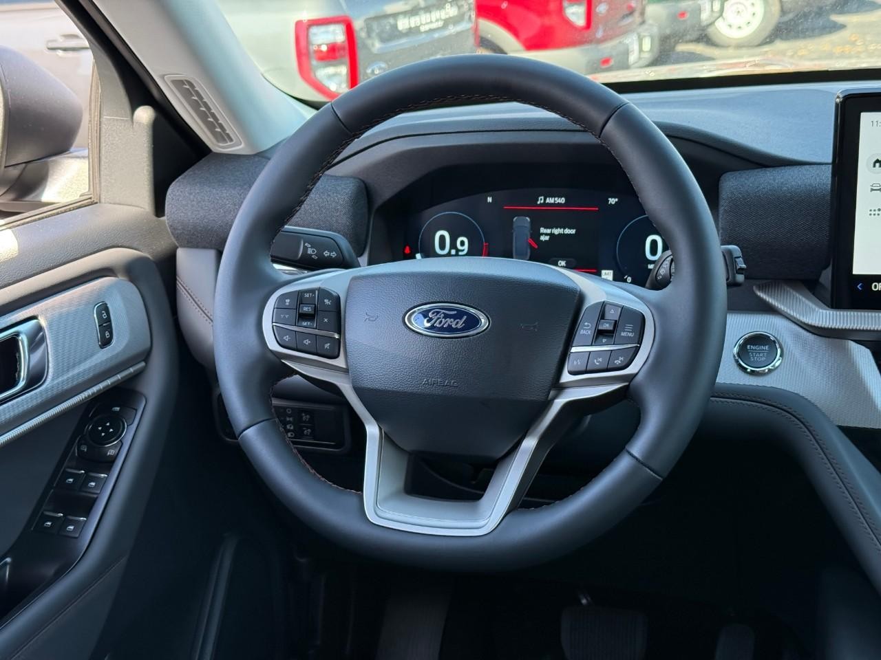 Ford Explorer Vehicle Full-screen Gallery Image 06