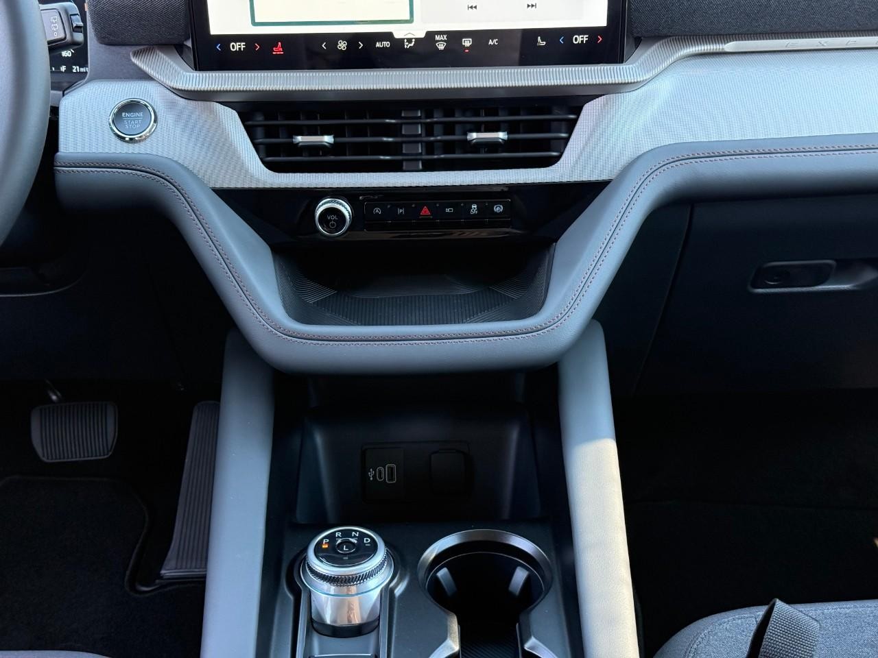 Ford Explorer Vehicle Full-screen Gallery Image 08