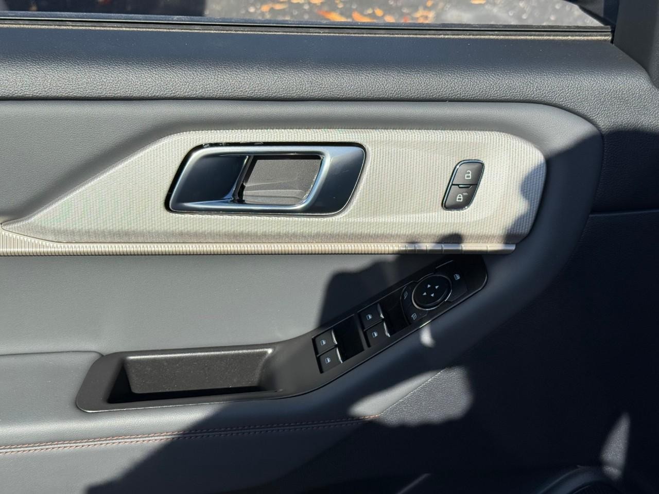 Ford Explorer Vehicle Full-screen Gallery Image 09