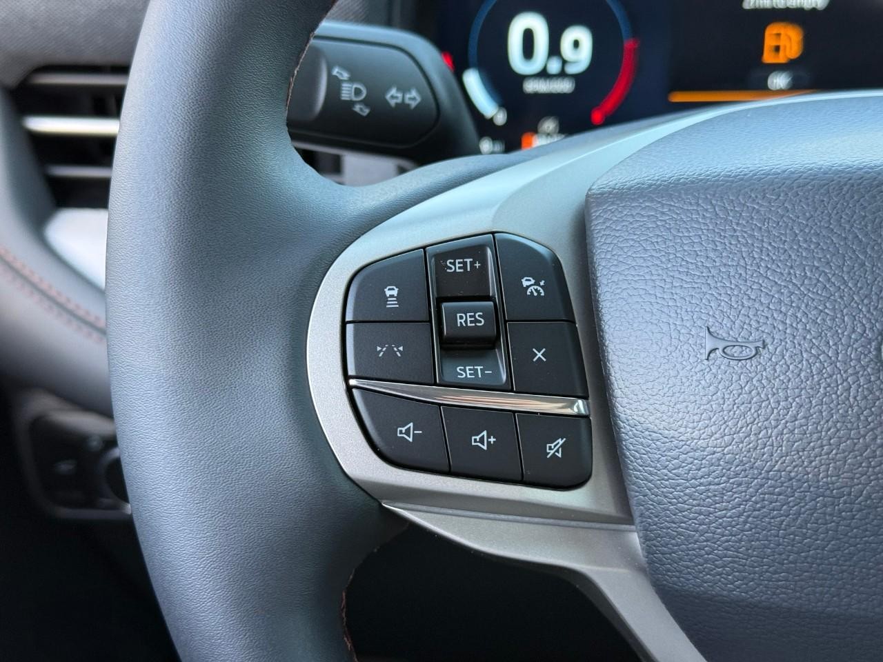 Ford Explorer Vehicle Full-screen Gallery Image 12