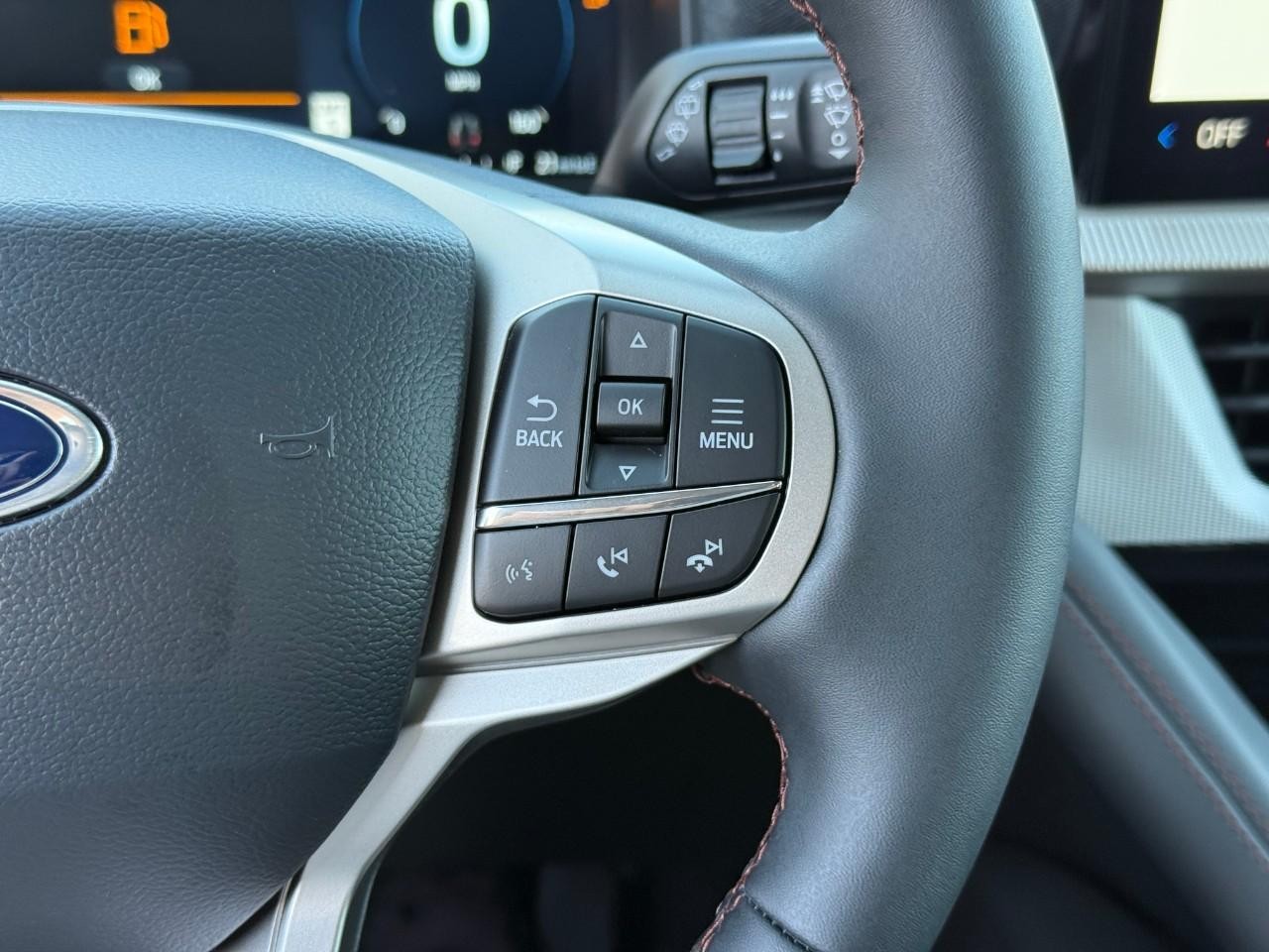 Ford Explorer Vehicle Full-screen Gallery Image 13