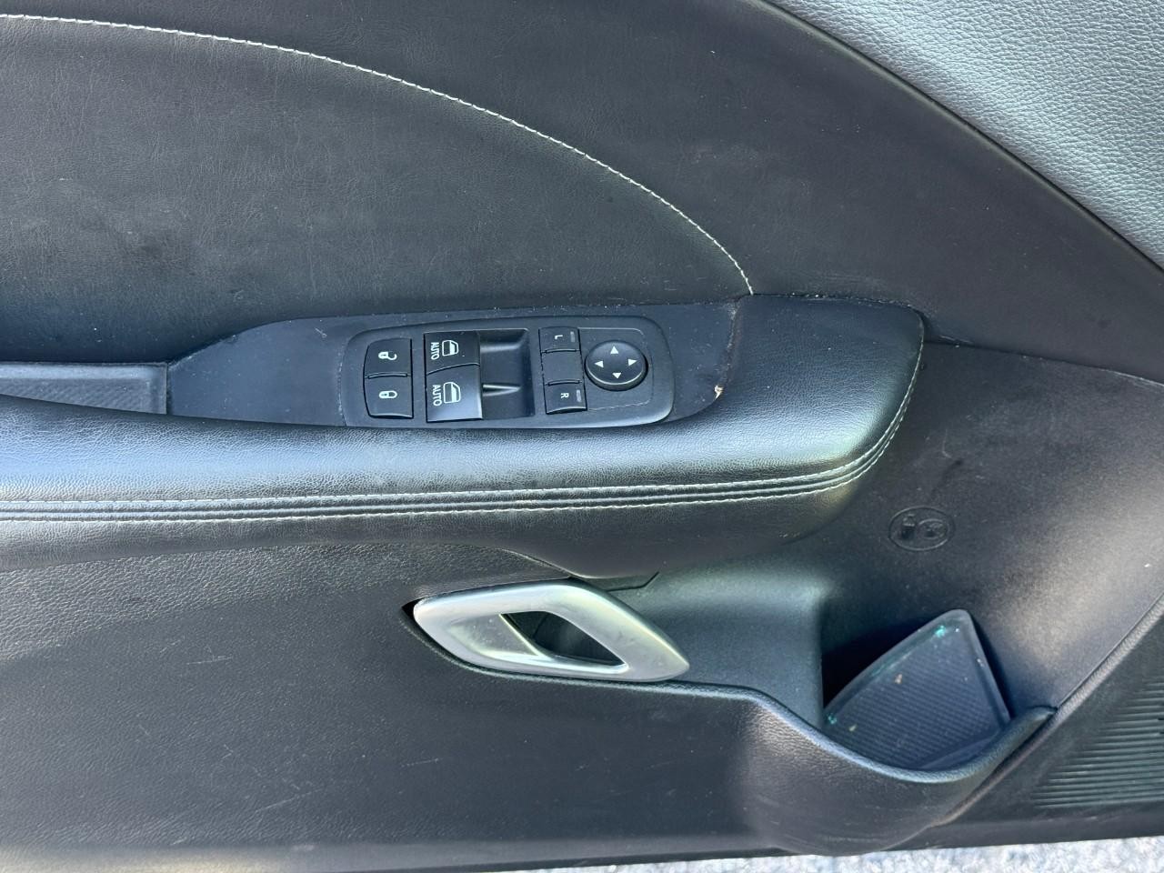 Dodge Challenger Vehicle Full-screen Gallery Image 08