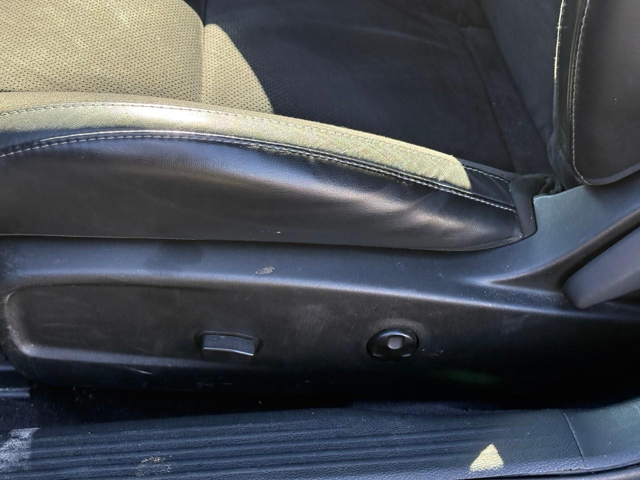 Dodge Challenger Vehicle Full-screen Gallery Image 10