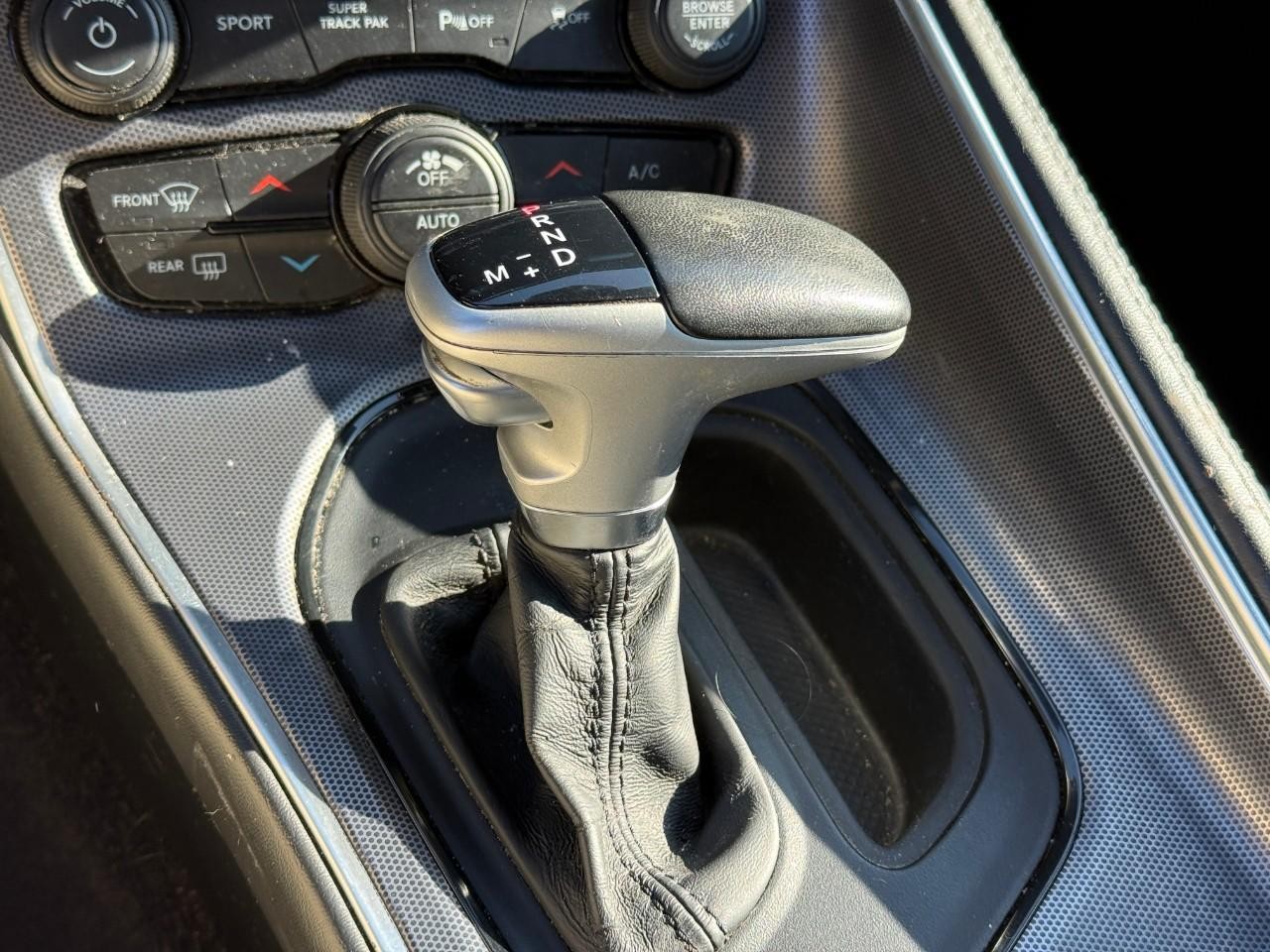 Dodge Challenger Vehicle Full-screen Gallery Image 14