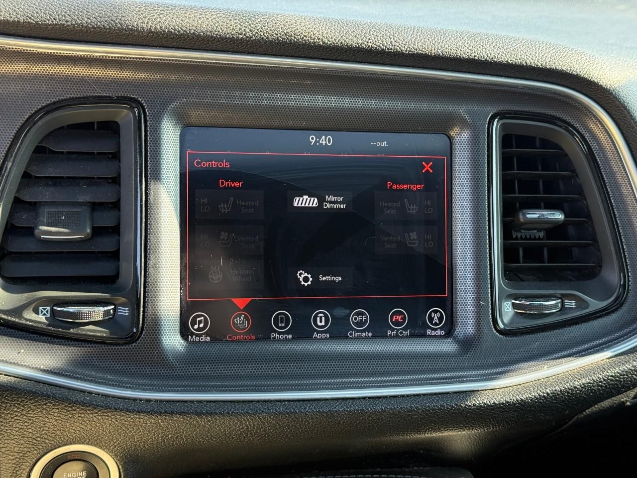 Dodge Challenger Vehicle Full-screen Gallery Image 15