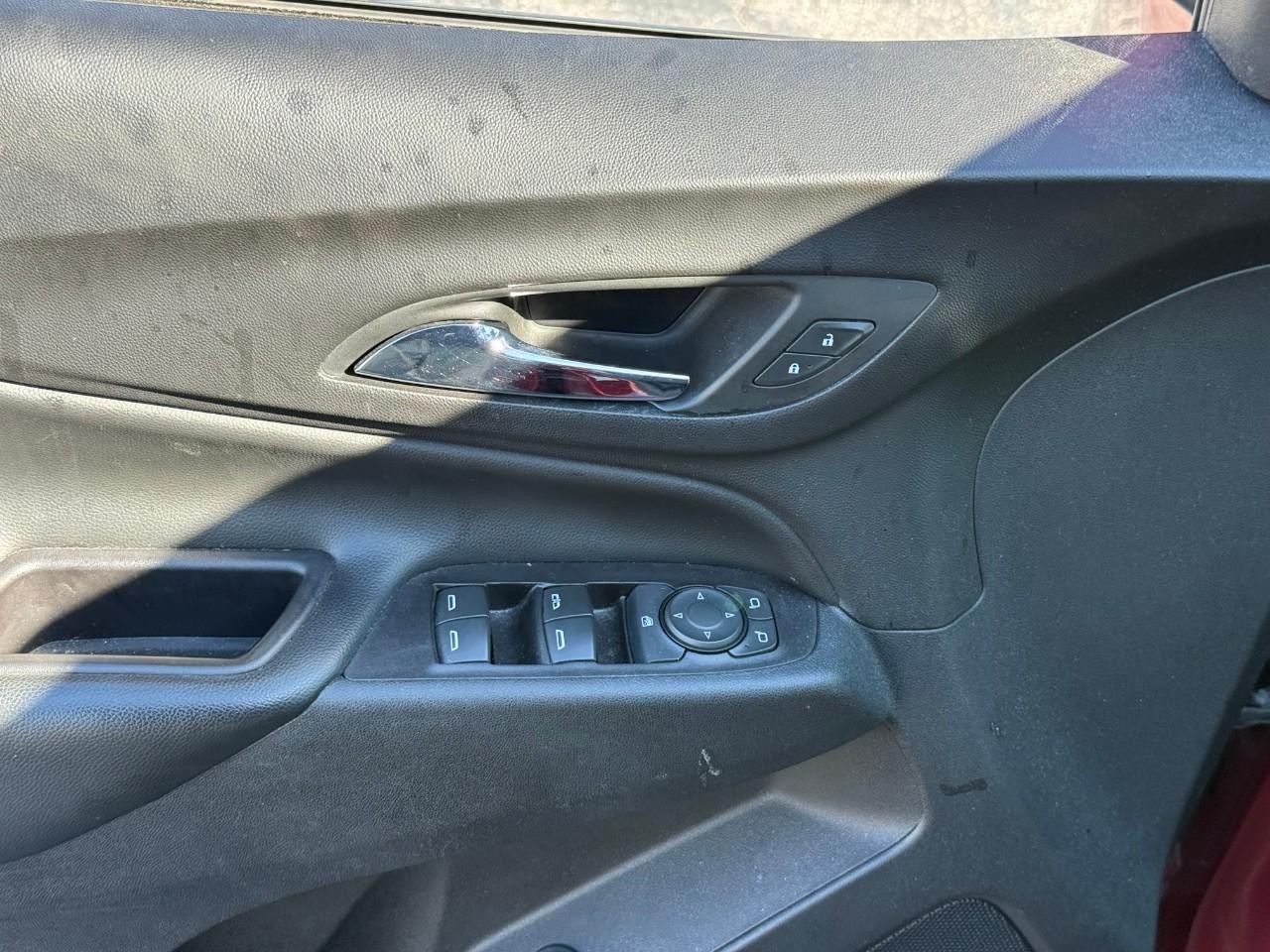 Chevrolet Equinox Vehicle Full-screen Gallery Image 10