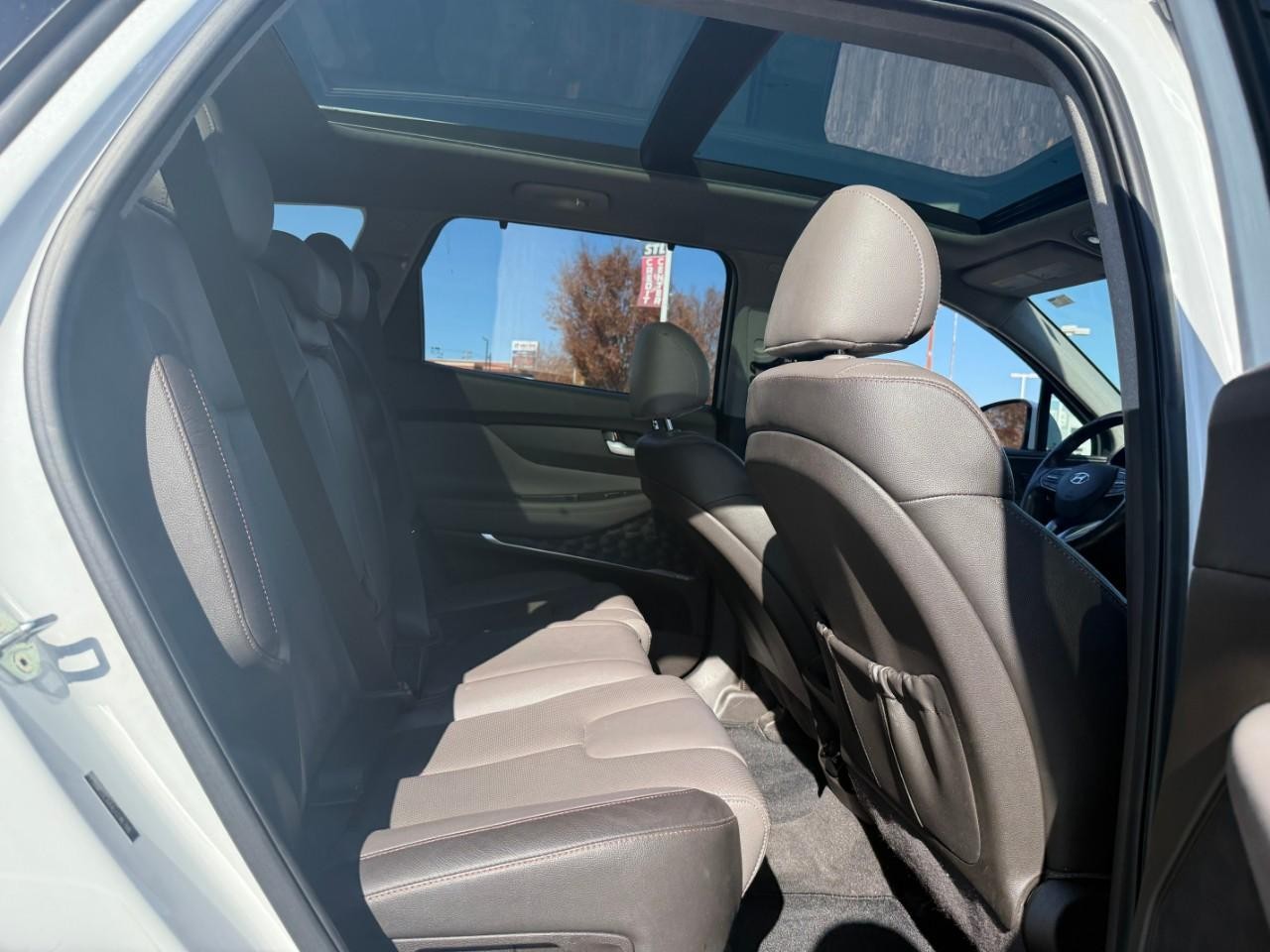 Hyundai Santa Fe Vehicle Full-screen Gallery Image 05