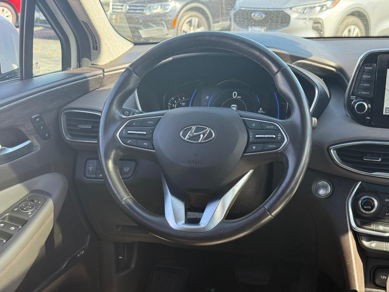 Hyundai Santa Fe Vehicle Full-screen Gallery Image 07