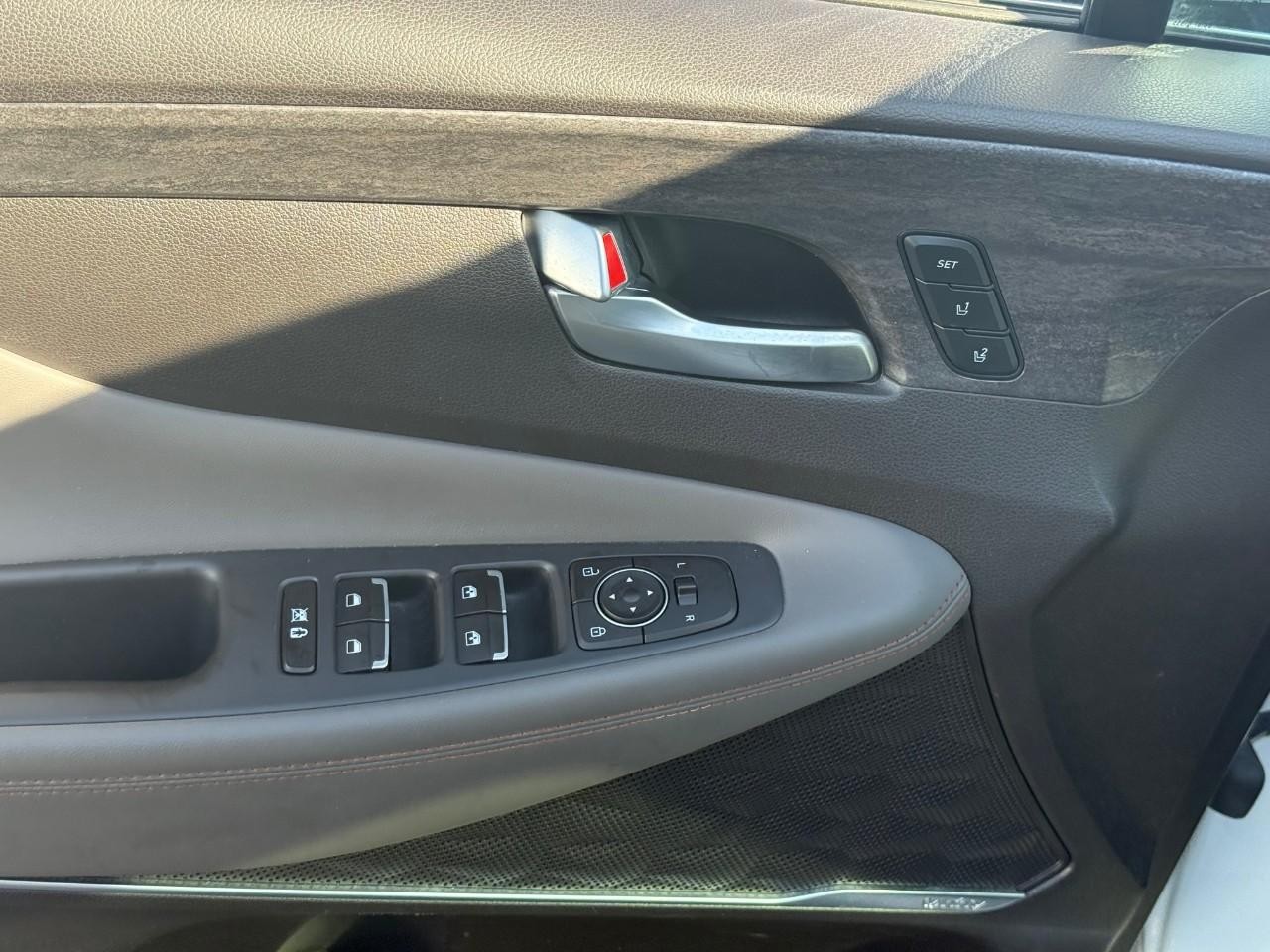 Hyundai Santa Fe Vehicle Full-screen Gallery Image 10