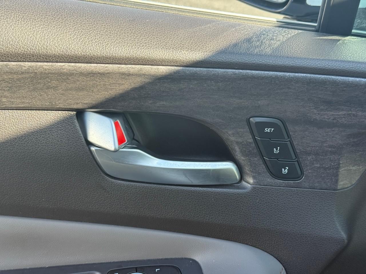 Hyundai Santa Fe Vehicle Full-screen Gallery Image 11