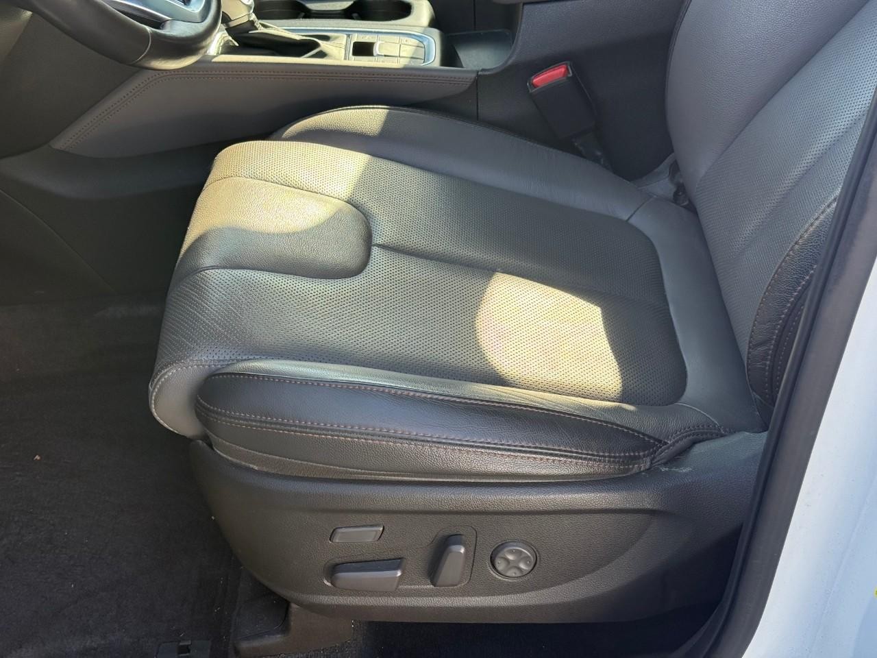 Hyundai Santa Fe Vehicle Full-screen Gallery Image 12