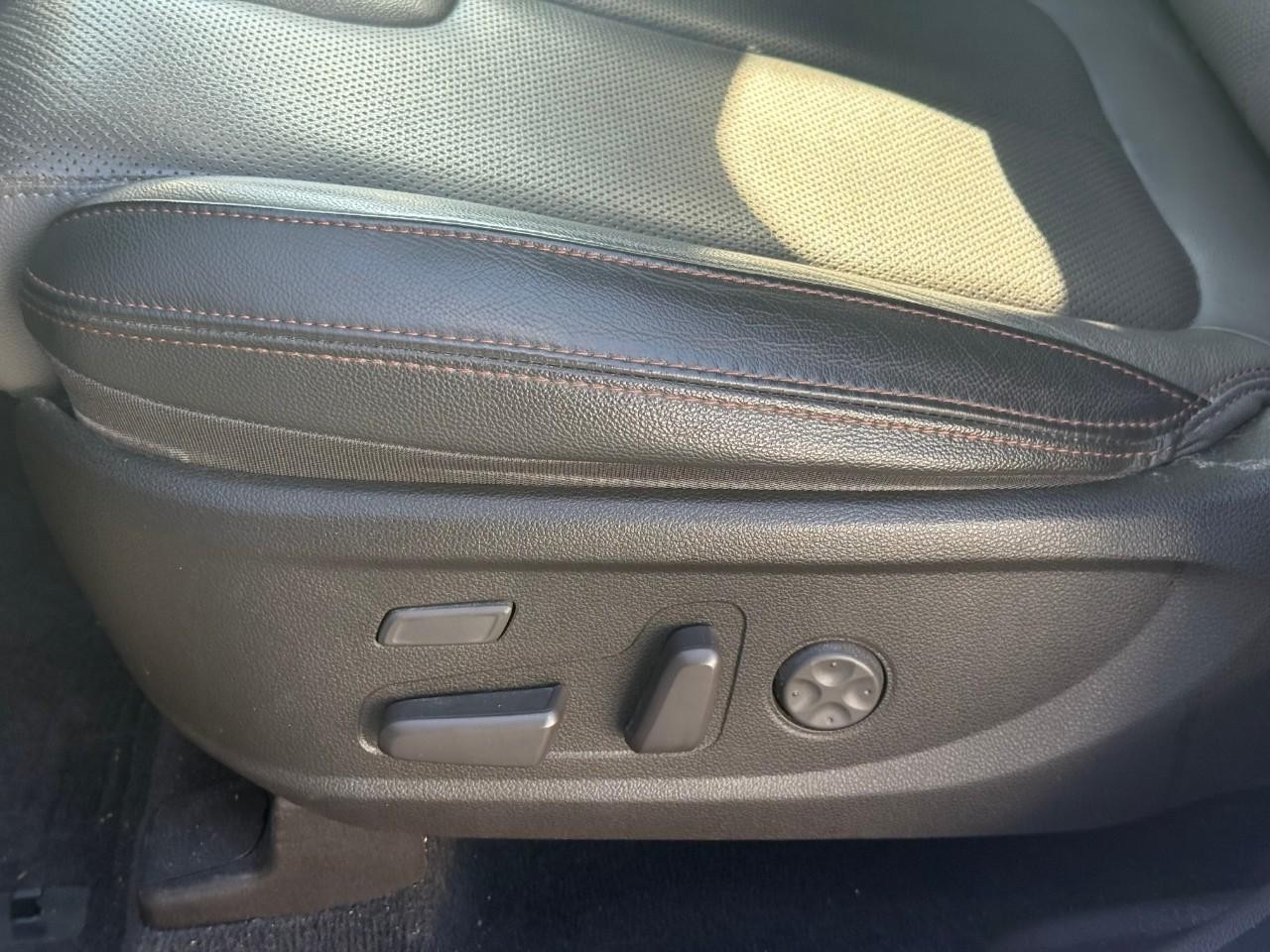 Hyundai Santa Fe Vehicle Full-screen Gallery Image 13