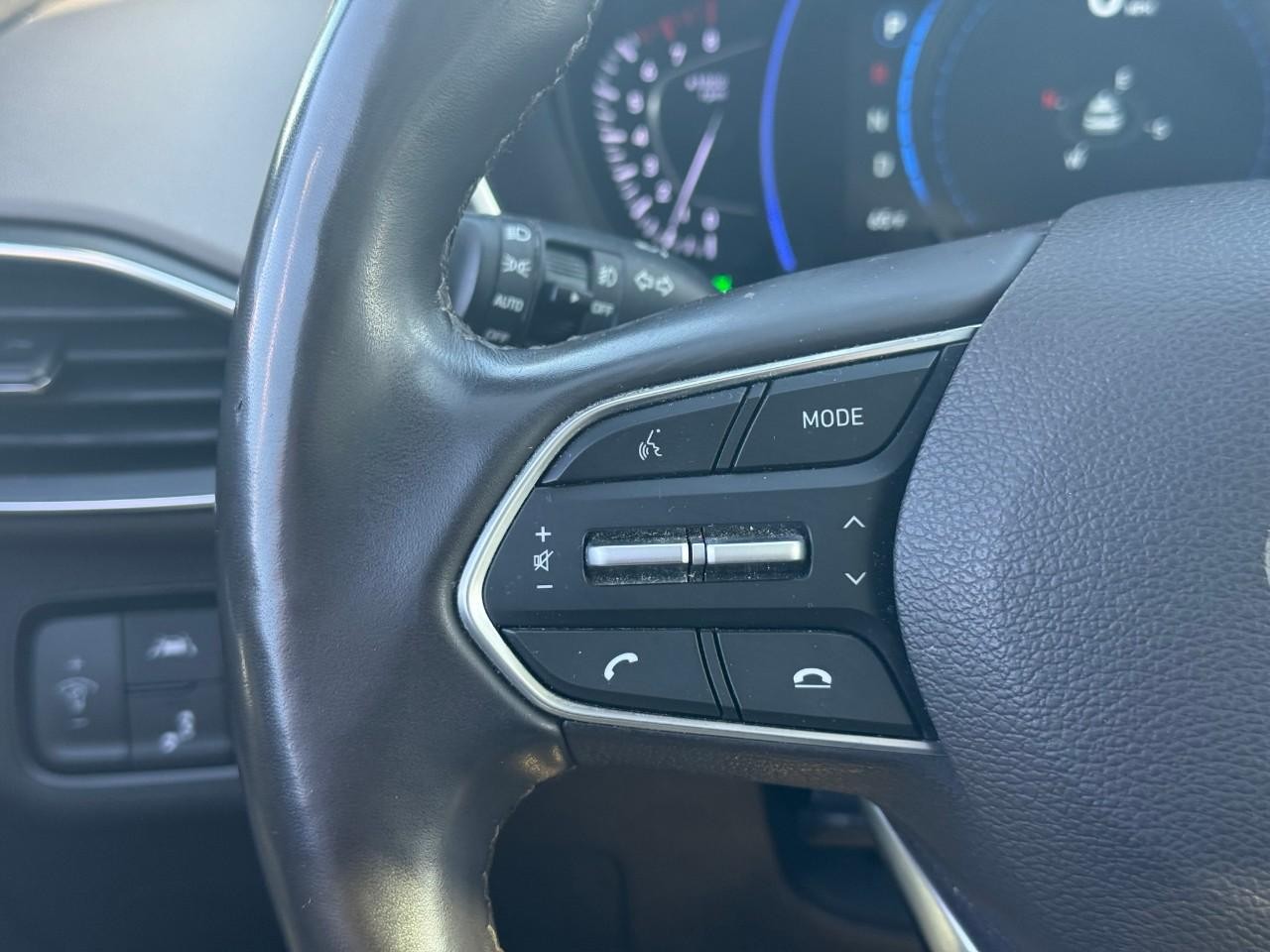 Hyundai Santa Fe Vehicle Full-screen Gallery Image 14