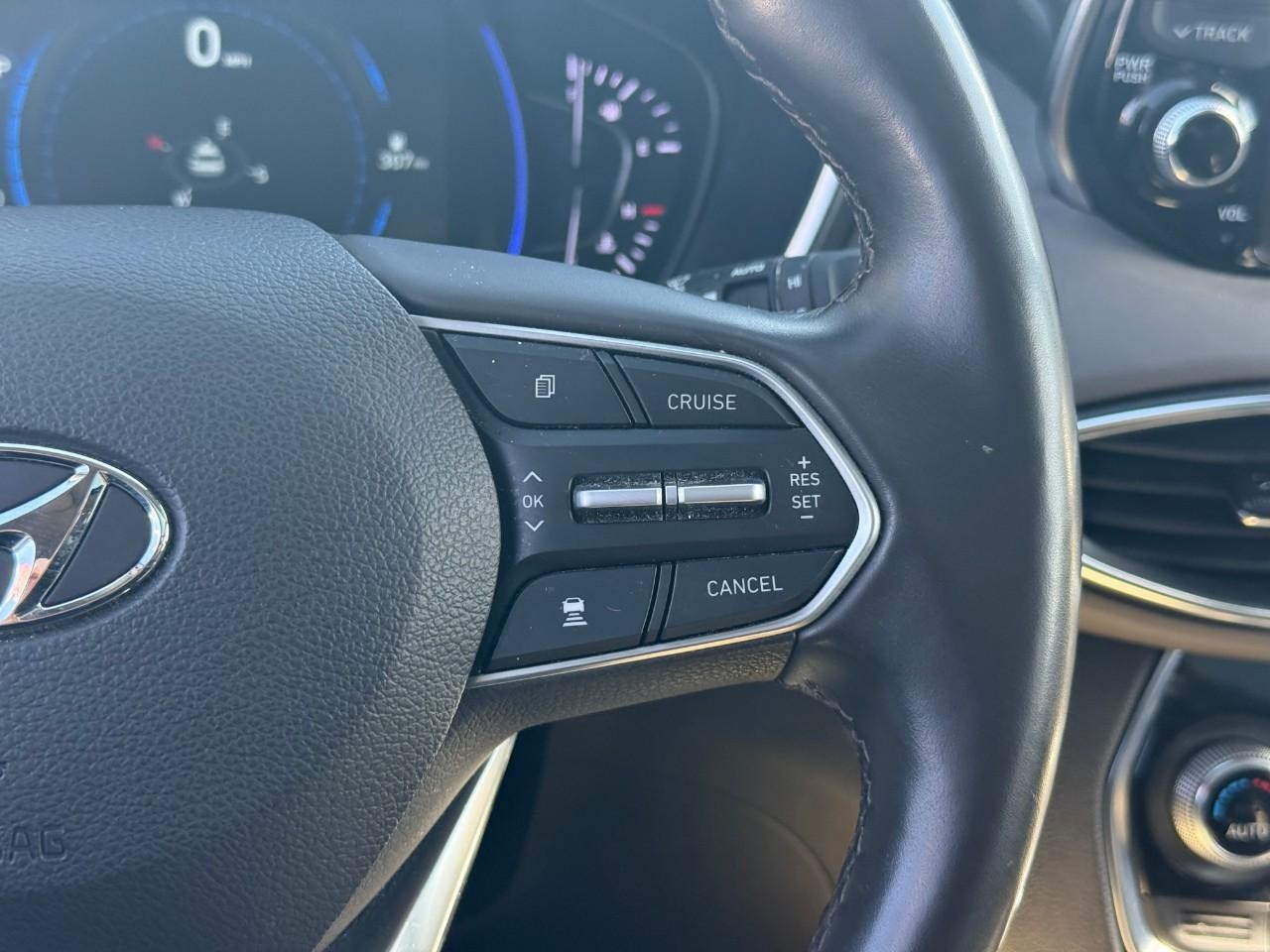 Hyundai Santa Fe Vehicle Full-screen Gallery Image 15