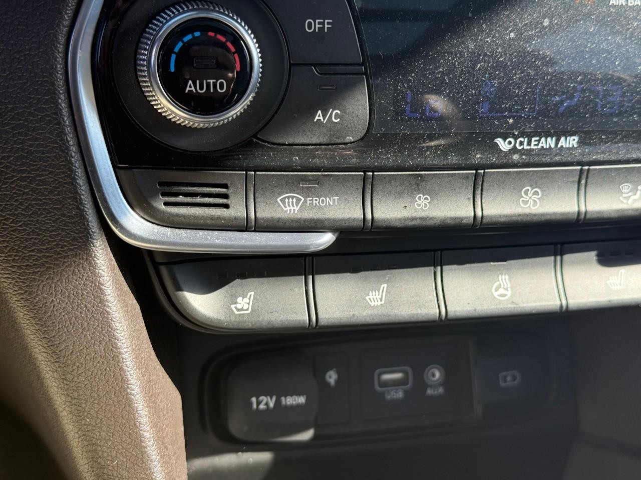 Hyundai Santa Fe Vehicle Full-screen Gallery Image 18