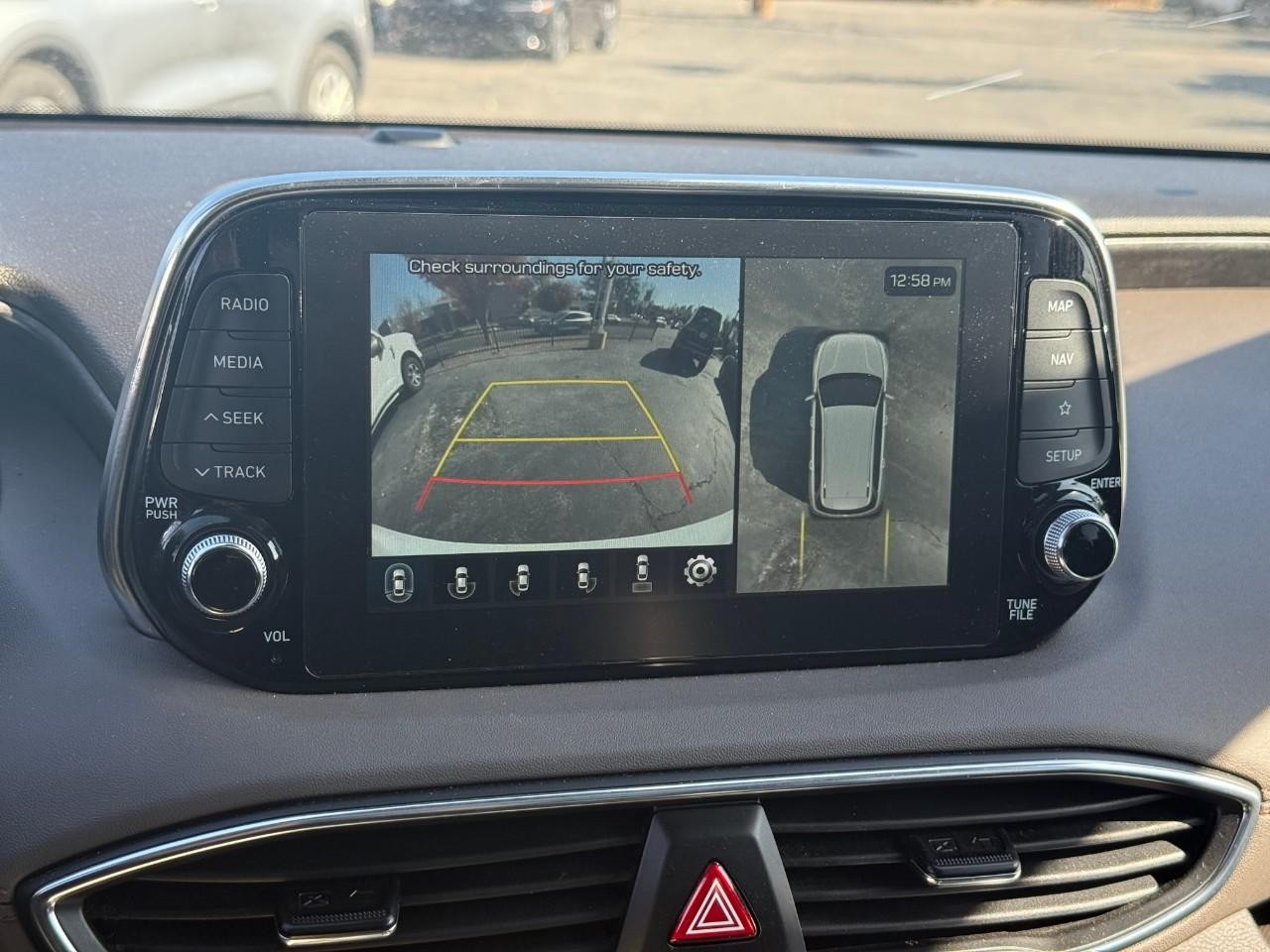 Hyundai Santa Fe Vehicle Full-screen Gallery Image 19