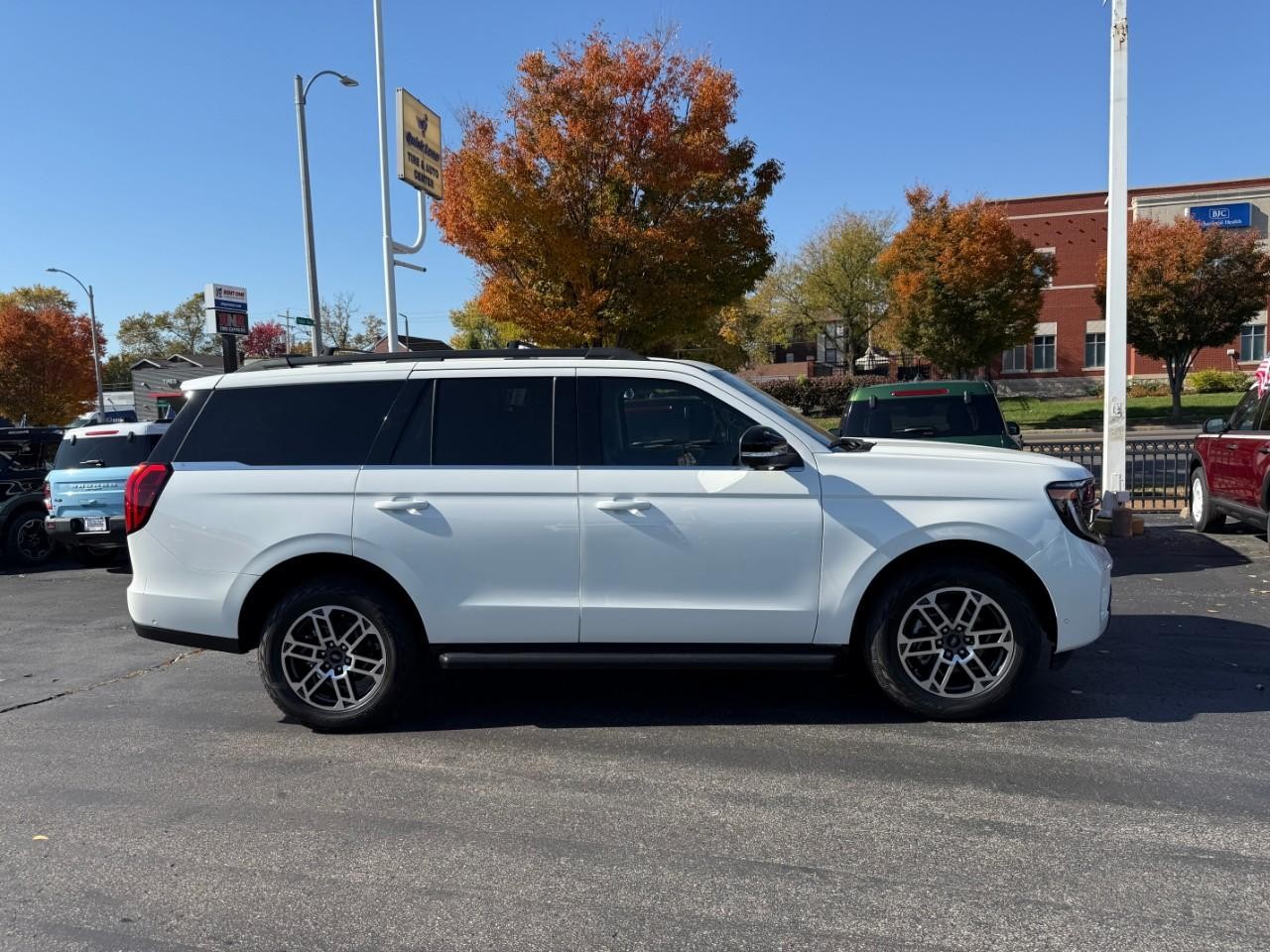 Ford Expedition Vehicle Full-screen Gallery Image 02