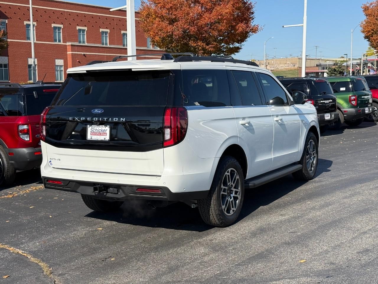 Ford Expedition Vehicle Full-screen Gallery Image 03