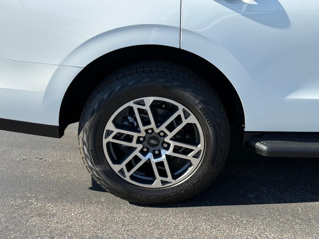 Ford Expedition Vehicle Full-screen Gallery Image 04