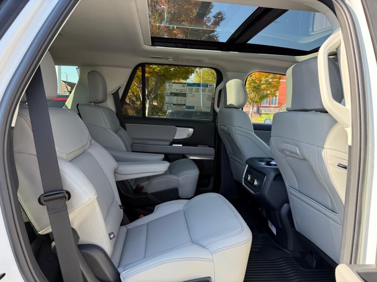 Ford Expedition Vehicle Full-screen Gallery Image 05