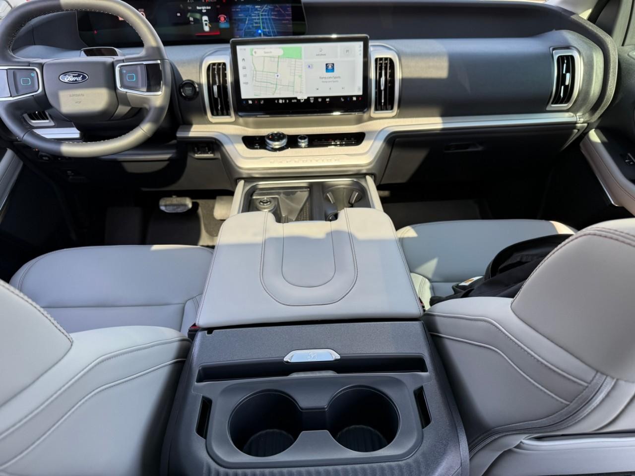 Ford Expedition Vehicle Full-screen Gallery Image 06