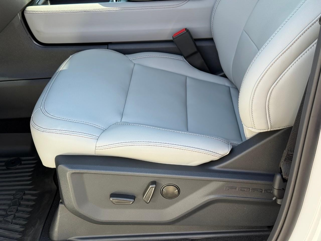 Ford Expedition Vehicle Full-screen Gallery Image 11