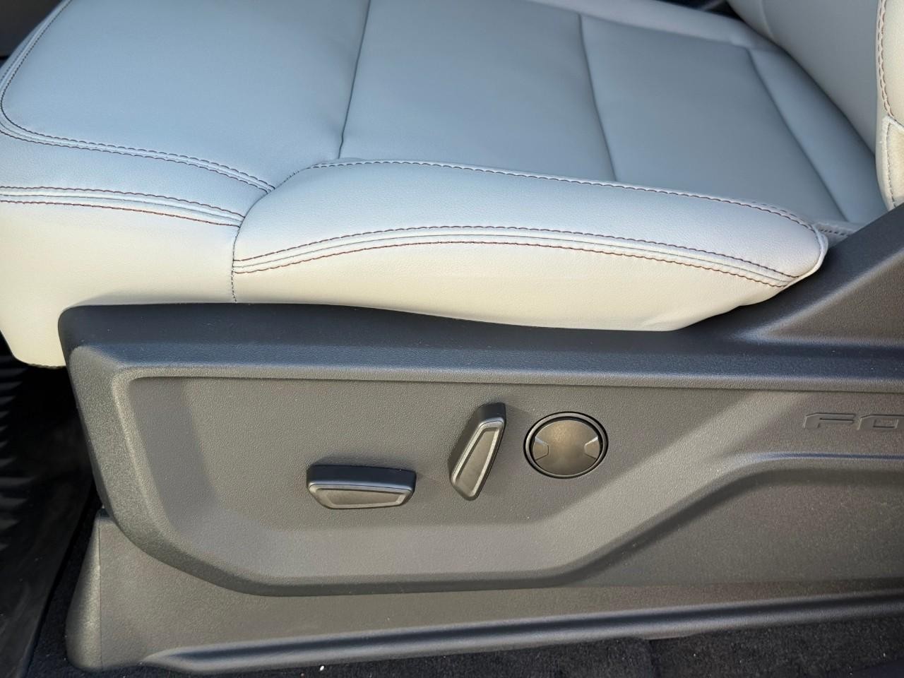 Ford Expedition Vehicle Full-screen Gallery Image 12