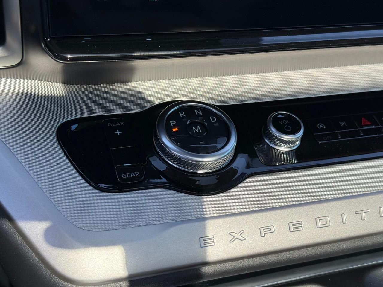 Ford Expedition Vehicle Full-screen Gallery Image 15