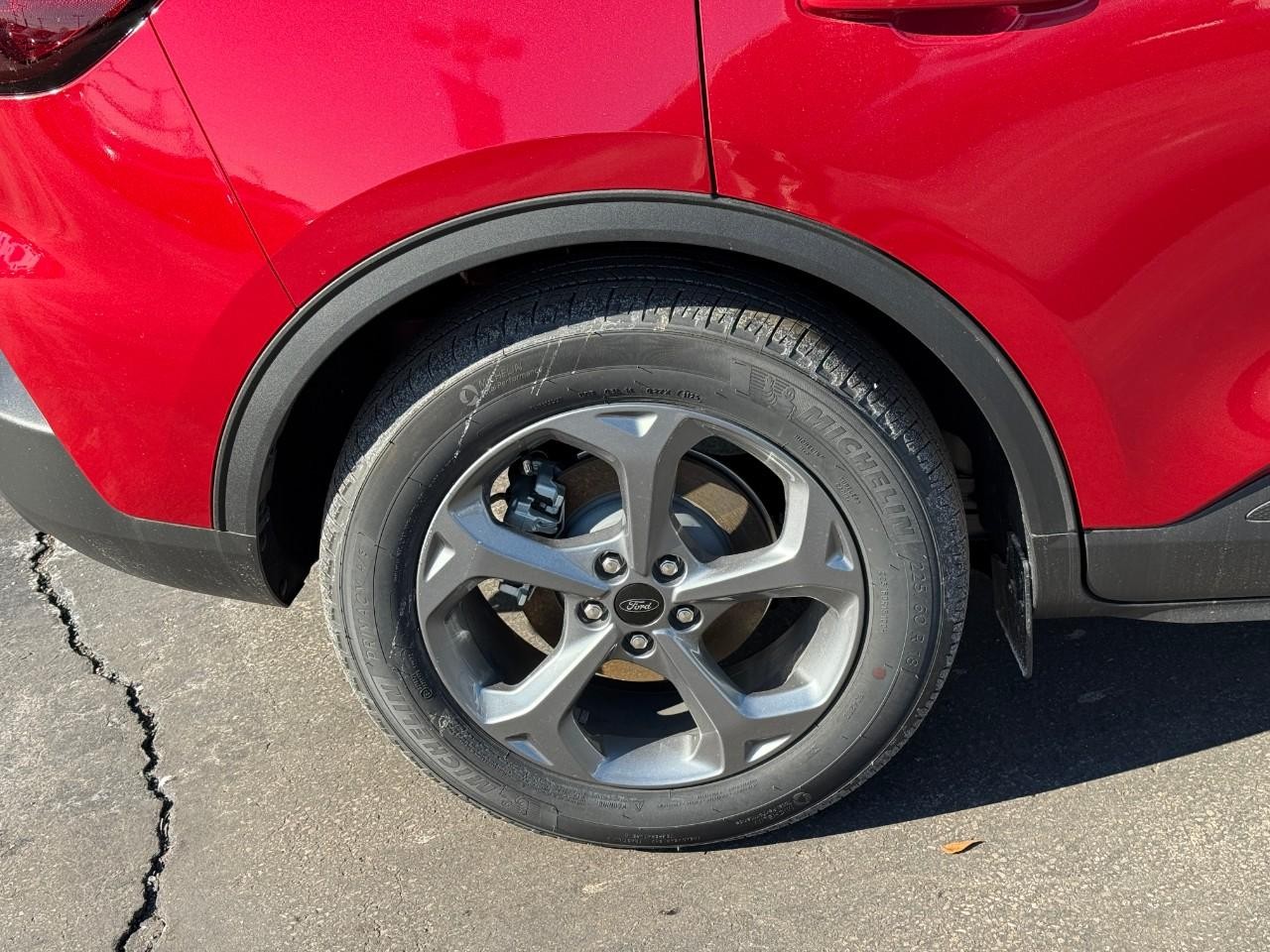 Ford Escape Vehicle Full-screen Gallery Image 04