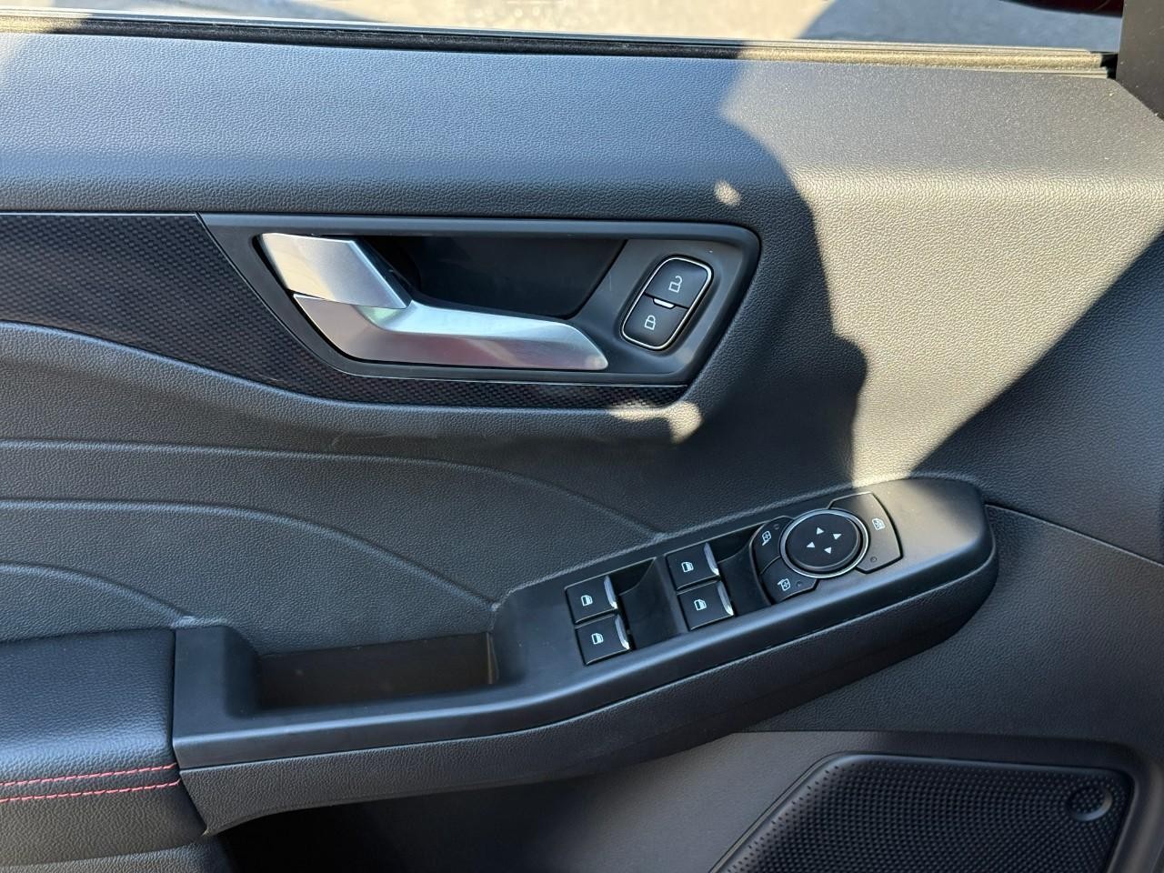 Ford Escape Vehicle Full-screen Gallery Image 10