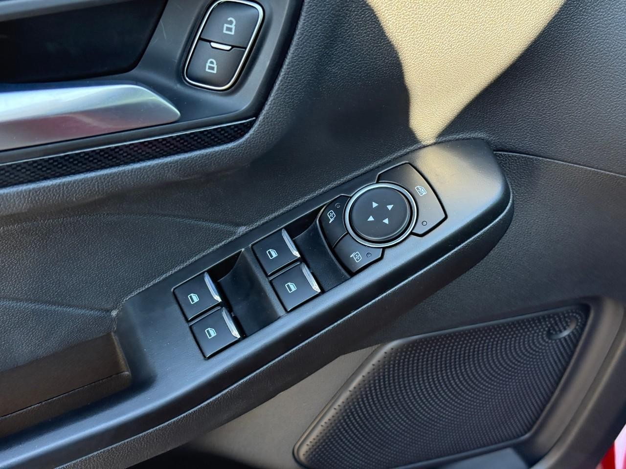 Ford Escape Vehicle Full-screen Gallery Image 11