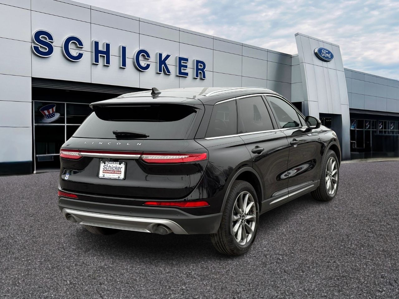 Lincoln Corsair Vehicle Full-screen Gallery Image 02