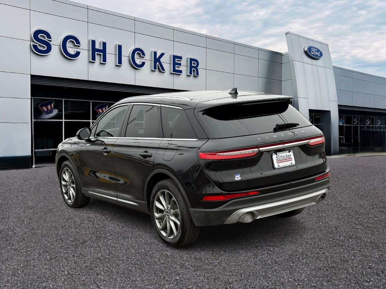 Lincoln Corsair Vehicle Full-screen Gallery Image 03