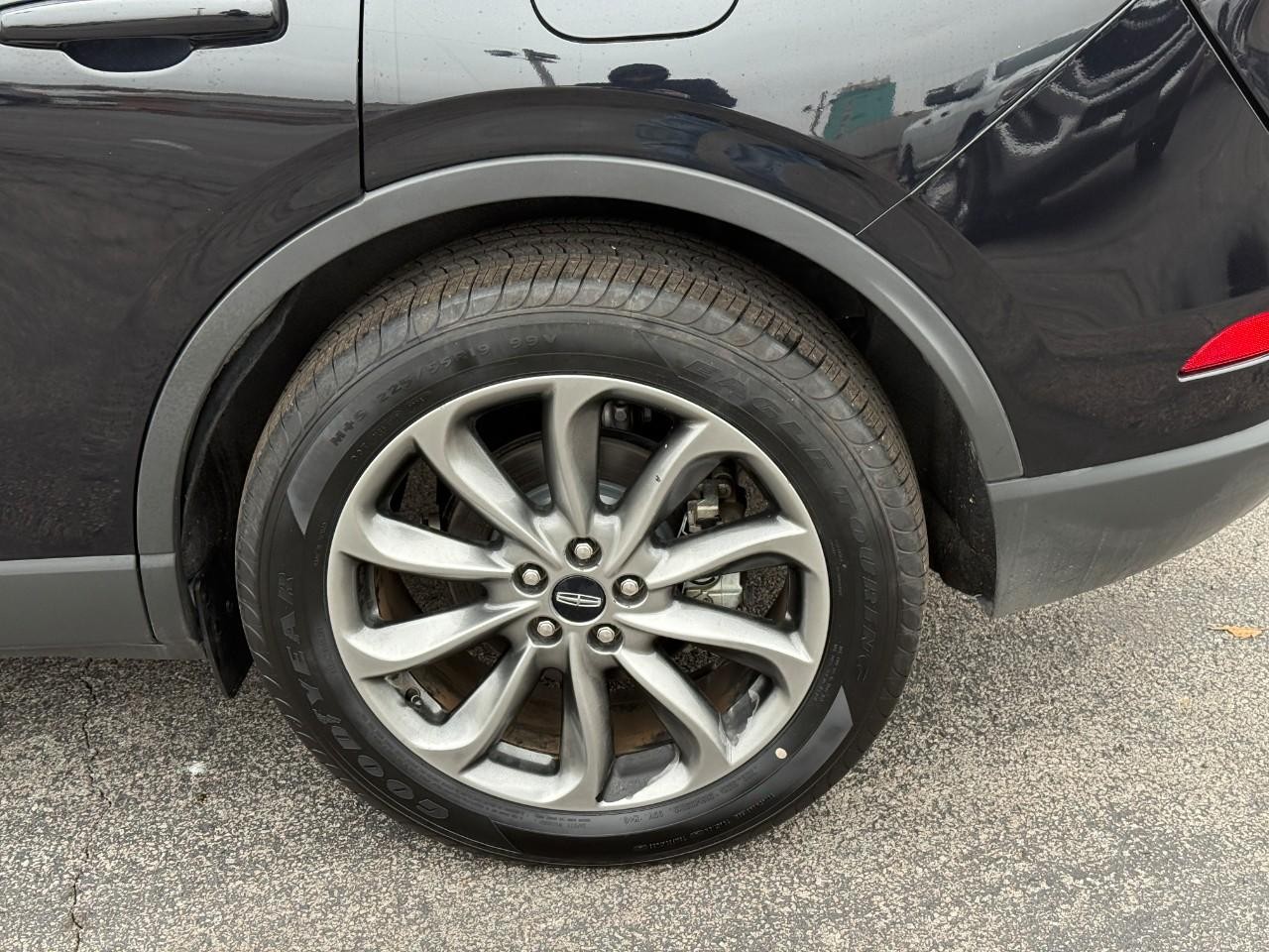 Lincoln Corsair Vehicle Full-screen Gallery Image 09