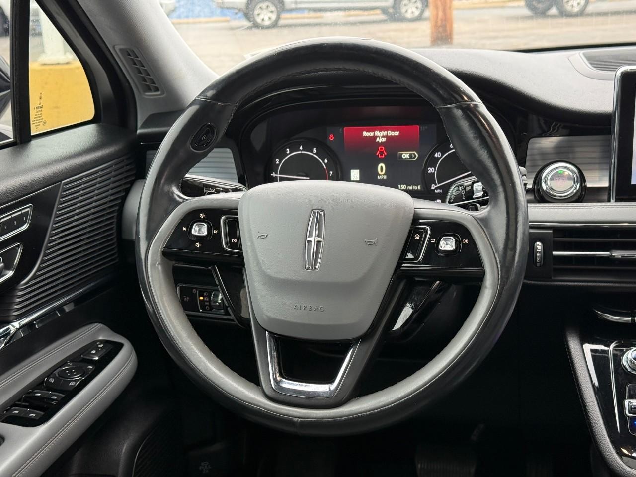 Lincoln Corsair Vehicle Full-screen Gallery Image 12