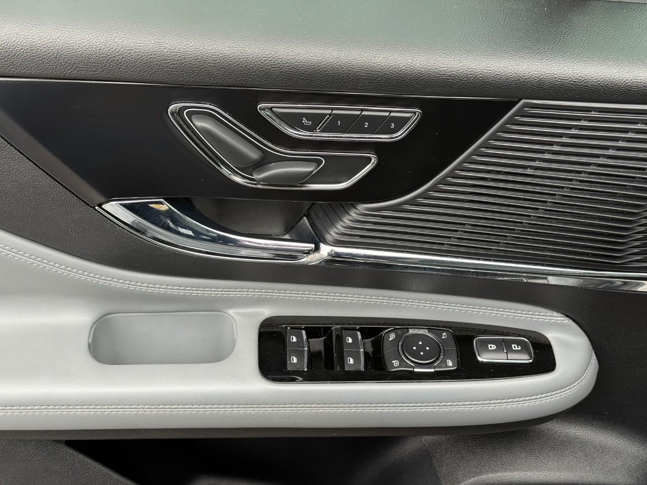 Lincoln Corsair Vehicle Full-screen Gallery Image 15