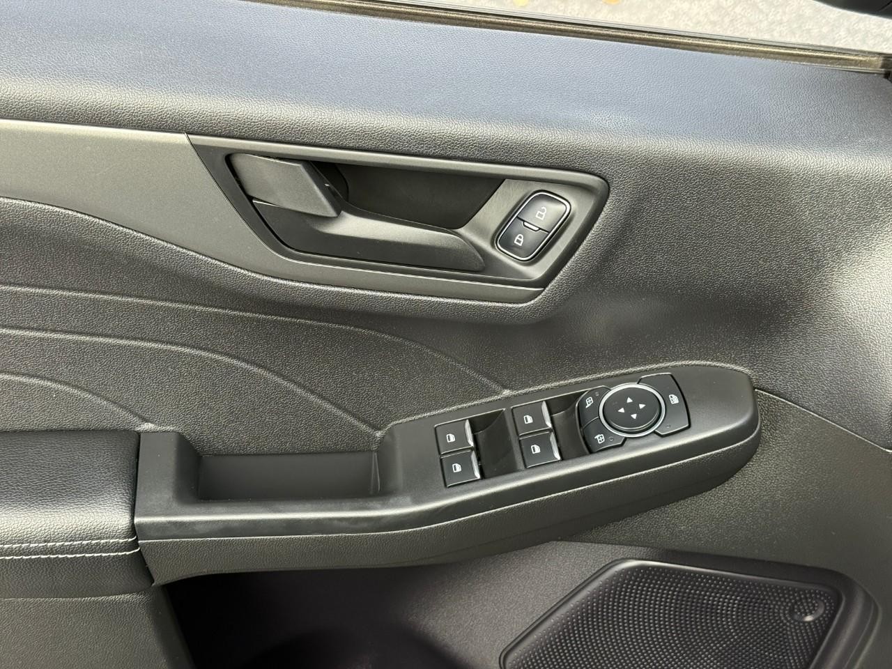 Ford Escape Vehicle Full-screen Gallery Image 11