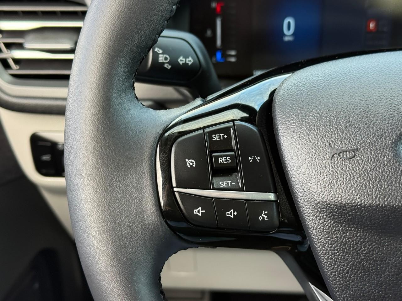 Ford Escape Vehicle Full-screen Gallery Image 14