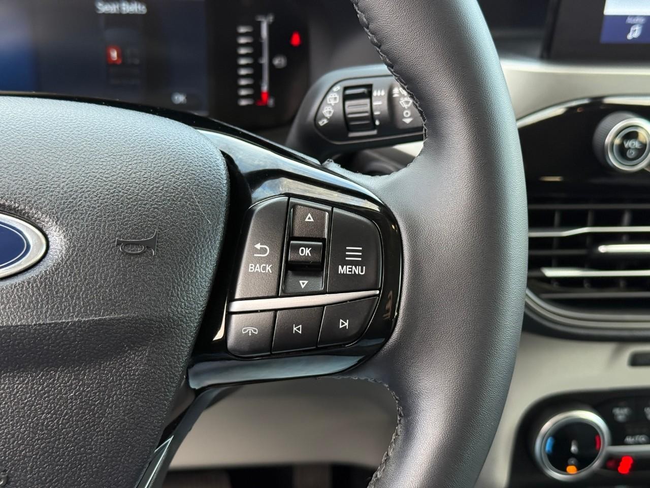 Ford Escape Vehicle Full-screen Gallery Image 15