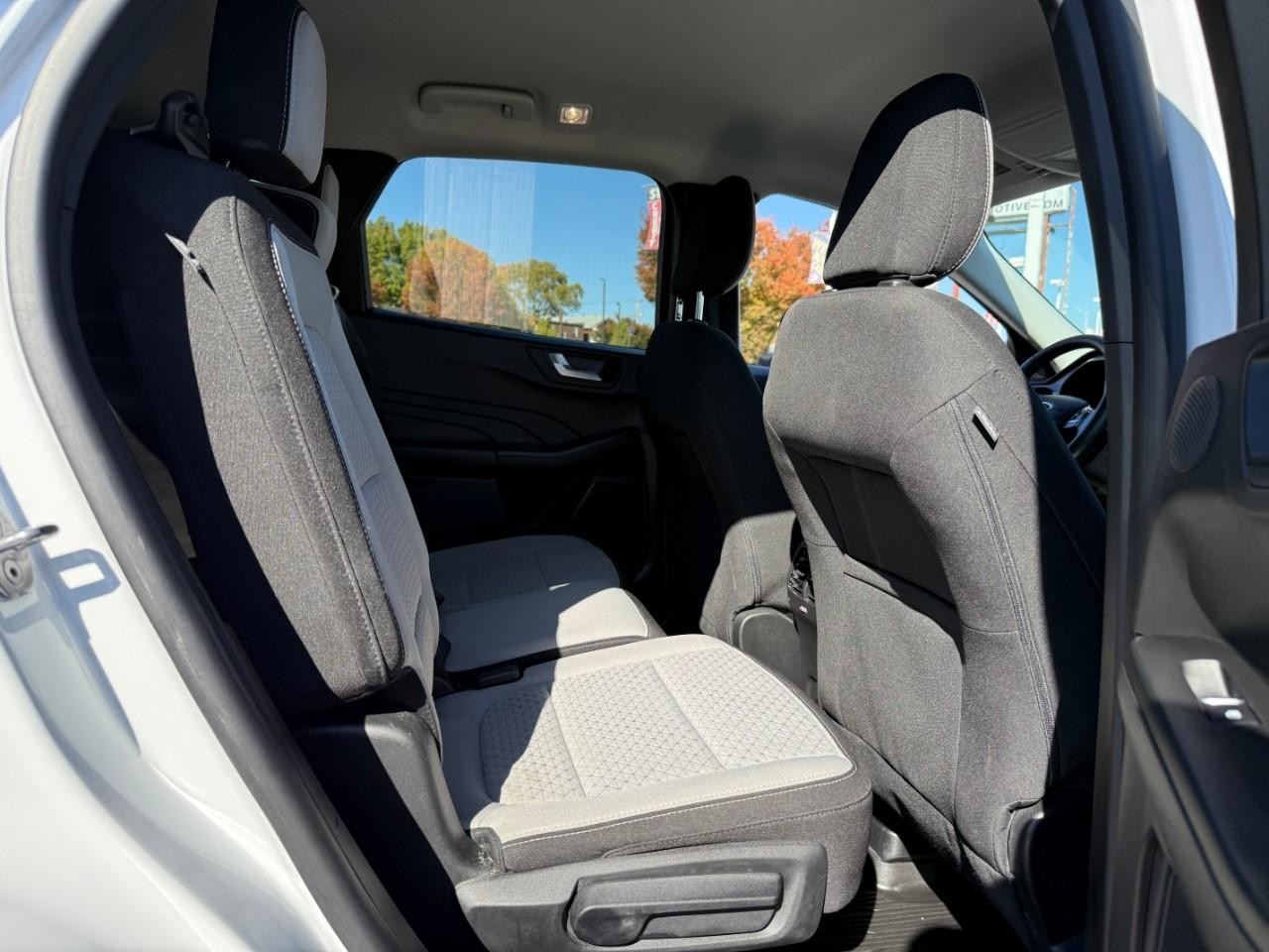 Ford Escape Vehicle Full-screen Gallery Image 05