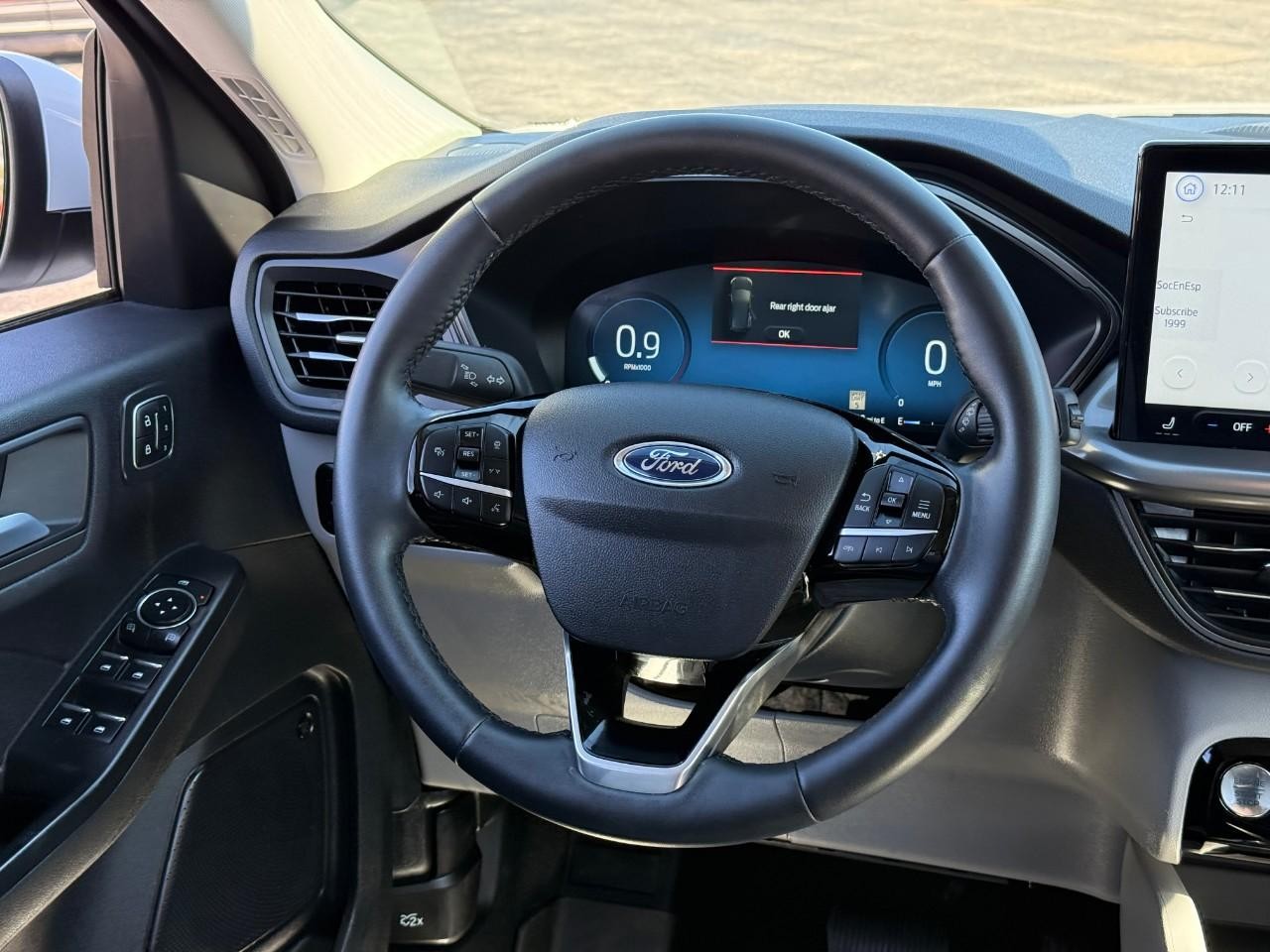 Ford Escape Vehicle Full-screen Gallery Image 07