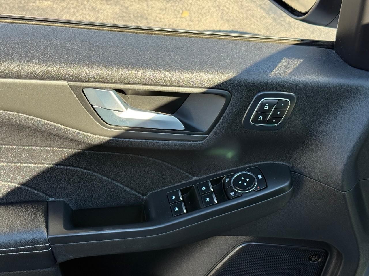 Ford Escape Vehicle Full-screen Gallery Image 10